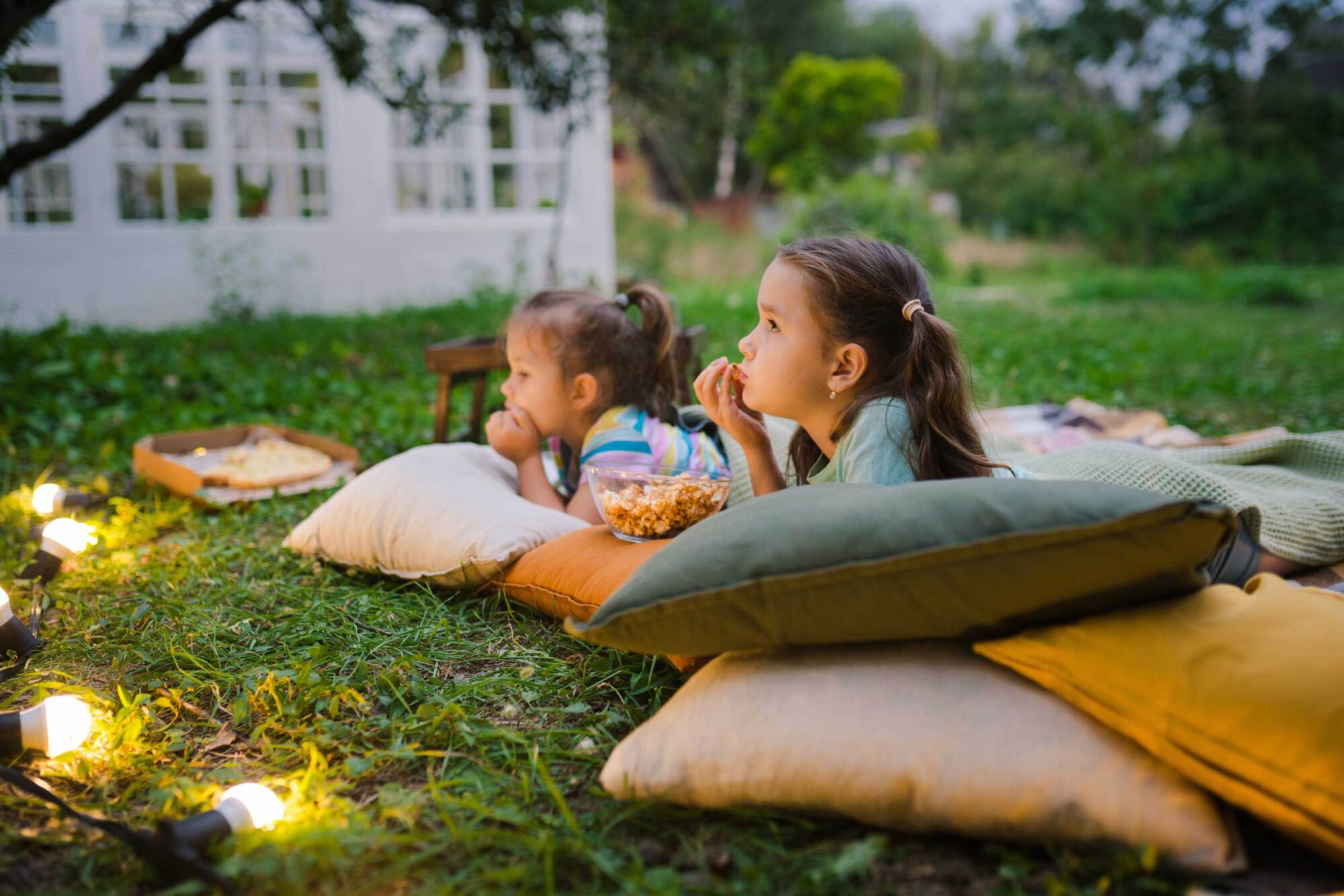 How to Plan an Outdoor Movie Night Mateo Usuga